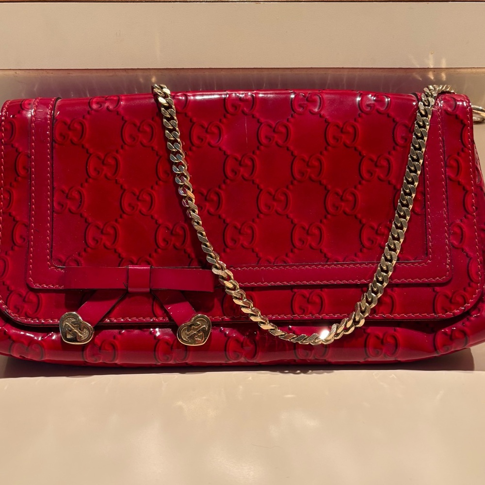 red patent leather gucci purse